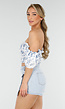 Witte Crop Top met Bloemetjesprint en Gesmockte Stretchstof en Ruffle Mouwen