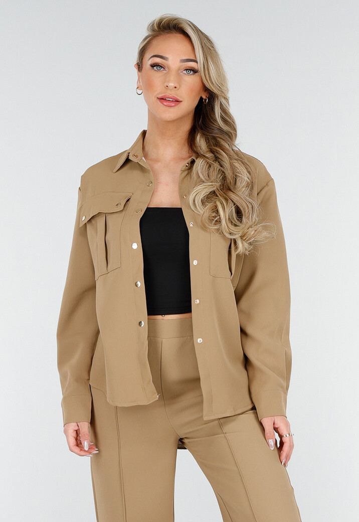 Camel Set met Blouse met Gouden Knopen en Straight Leg Broek