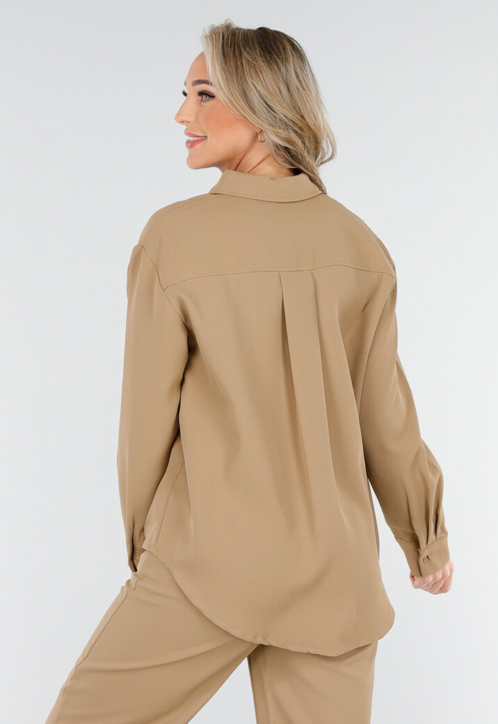 Camel Set met Blouse met Gouden Knopen en Straight Leg Broek