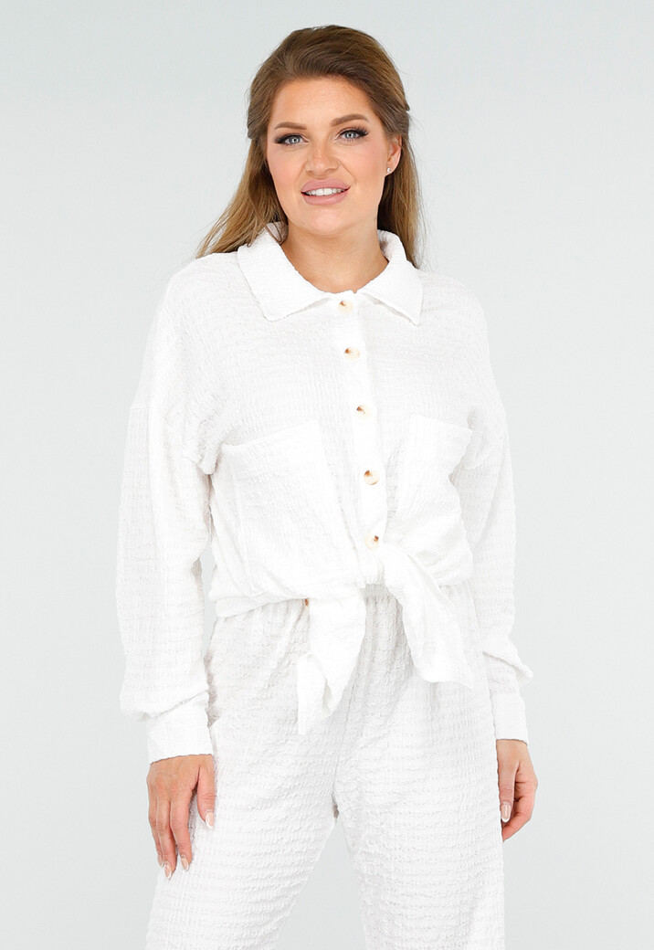 Witte Crinkle Stretch Set met Doorknoop Blouse en Rechte Broek met Elastische Tailleband