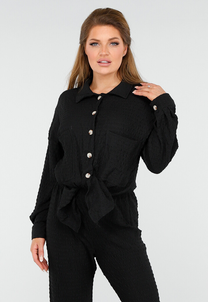 Zwarte Crinkle Set met Doorknoop Blouse en Rechte Broek met Elastische Tailleband