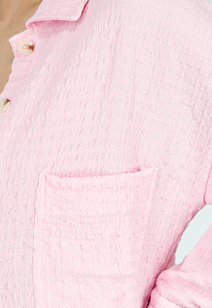 Lichtroze Crinkle Stretch Set met Rechte Broek en Doorknoop Blouse van Luchtige Stof