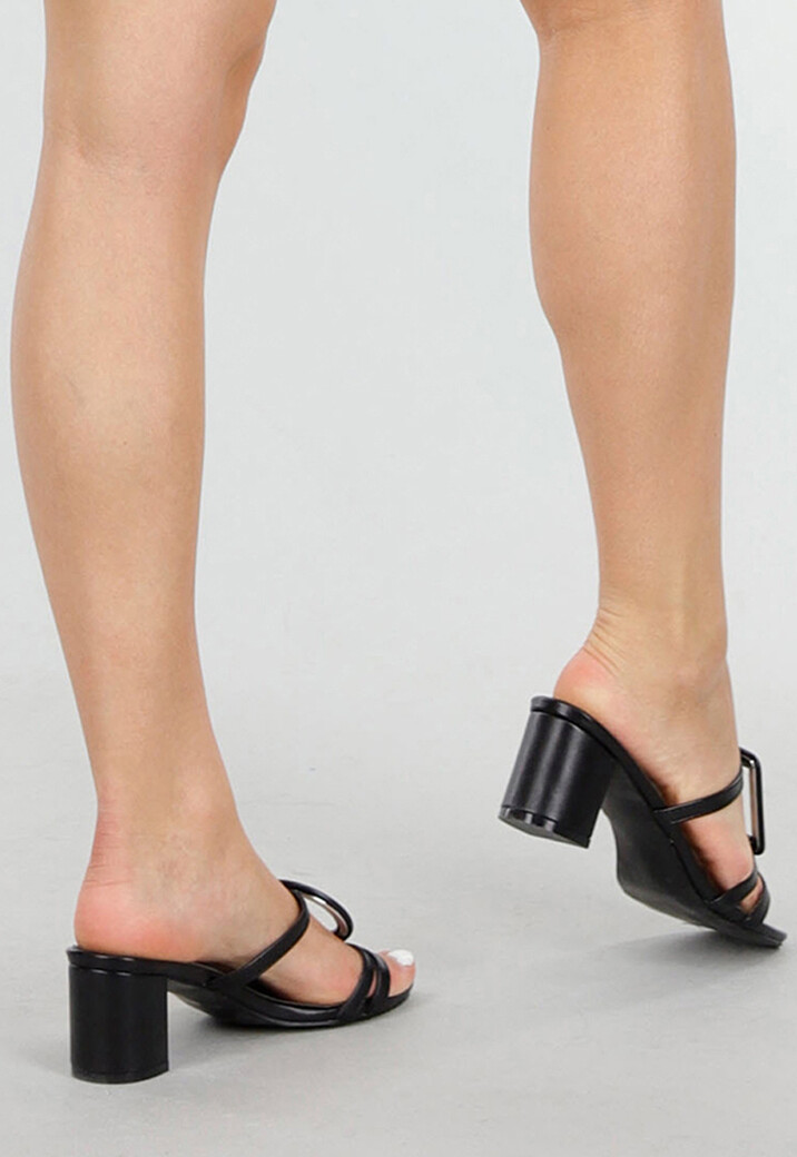 Zwarte Sandalen met Vierkante en Ronde Gesp op Blokhak en Driedubbele Bandjes