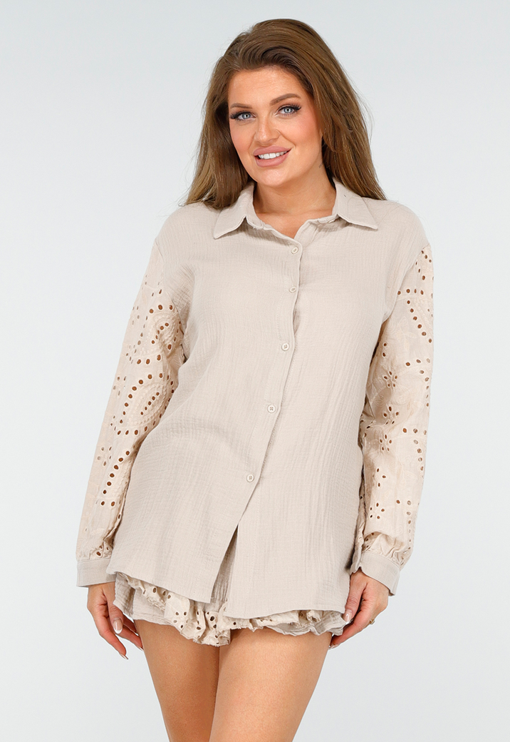 Beige Mousseline Set met Gehaakte Details, Knoopblouse en Ruffle Short
