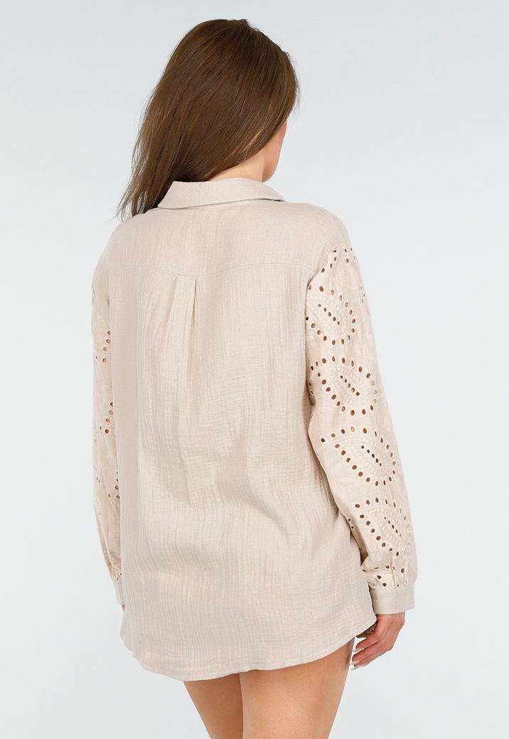 Beige Mousseline Set met Gehaakte Details, Knoopblouse en Ruffle Short