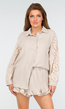 Beige Mousseline Set met Gehaakte Details, Knoopblouse en Ruffle Short