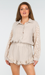 Beige Mousseline Set met Gehaakte Details, Knoopblouse en Ruffle Short