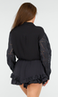 Zwarte Mousseline Set met Gehaakte Details, Knoopblouse en Ruffle Short