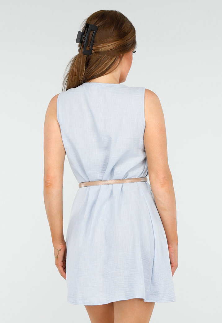 Lichtblauw Mouwloos Jurkje met Plissé Voorpand en Strikdetail