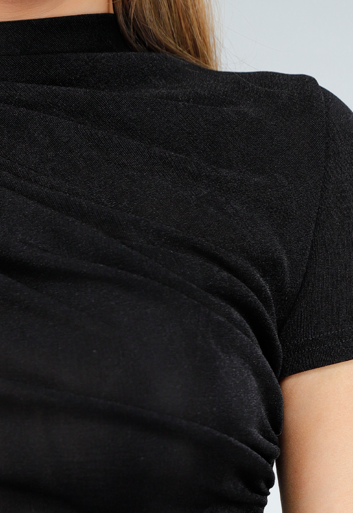 Zwarte Top met Gedrapeerde  Details en Subtiele Glans