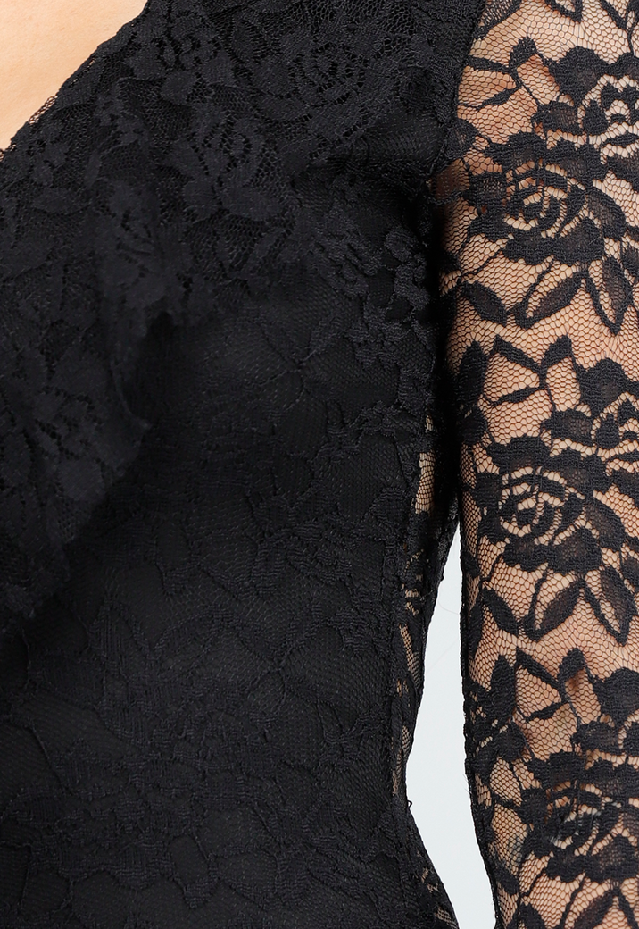 Zwart Kanten Jurkje met Asymmetrische Zoom en Trompetmouwen