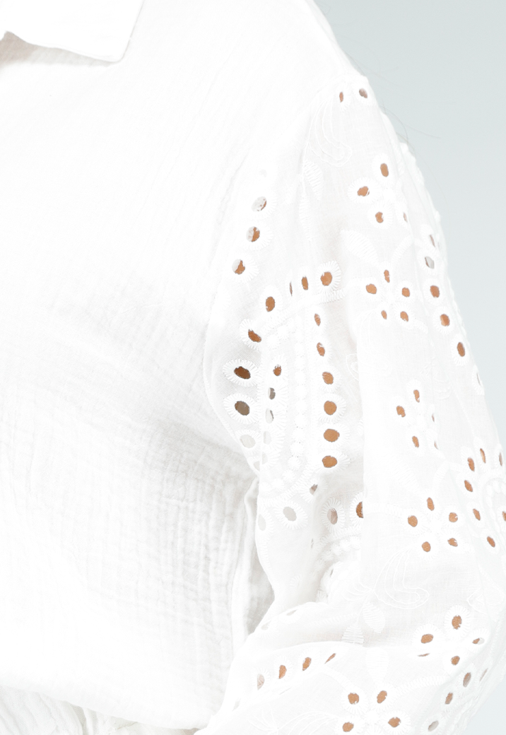 Witte Mousseline Set met Gehaakte Afwerking en Ruffle Short met Elastische Tailleband