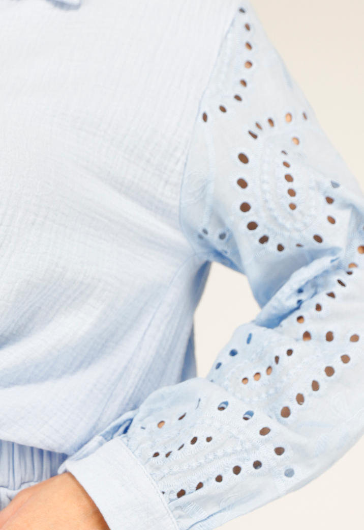 Lichtblauwe Mousseline Set met Ruffle Short en Gehaakte Mouwen