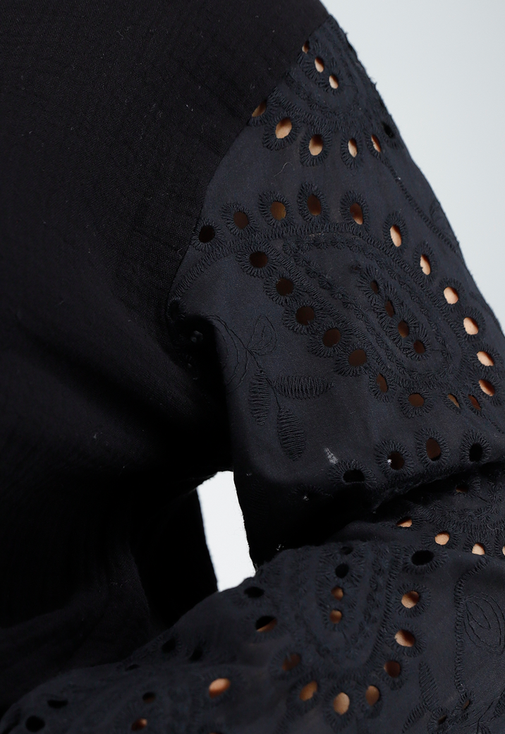 Zwarte Mousseline Set met Gehaakte Details, Knoopblouse en Ruffle Short