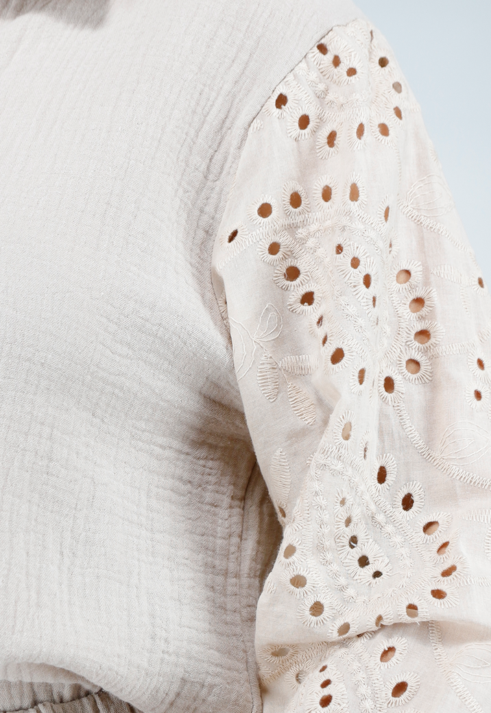 Beige Mousseline Set met Gehaakte Details, Knoopblouse en Ruffle Short