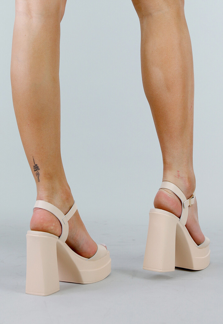 Beige Dames Sandalen van Faux Leer met Verhoogde Zool en Zilveren Gesp