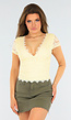 Lichtgele Kanten Stretch Top met V-hals
