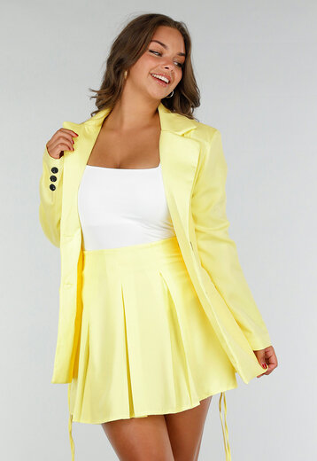 Butter Yellow Two Piece met Taillerende Blazer