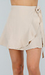 Beige Linnenlook Overslag Minirok met Strik en Volantzoom