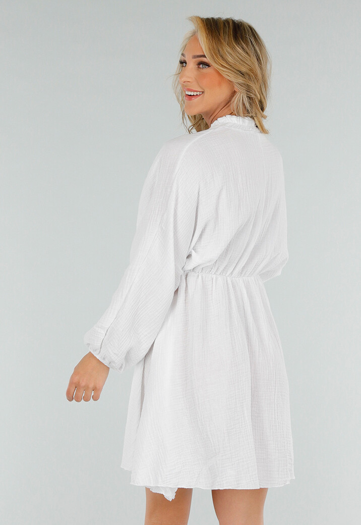 Witte Korte Jurk met Lange Mouwen en Ruches op de Halslijn