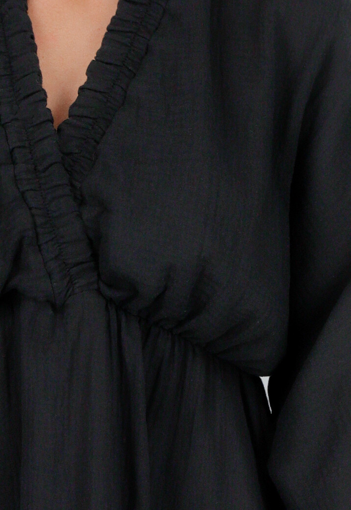 Zwarte Korte Jurk met V-Hals, Pofmouwen en Ruffle Halslijn