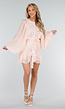 Lichtroze Korte Jurk met Volants, Knoopjes en Wijde Mouwen