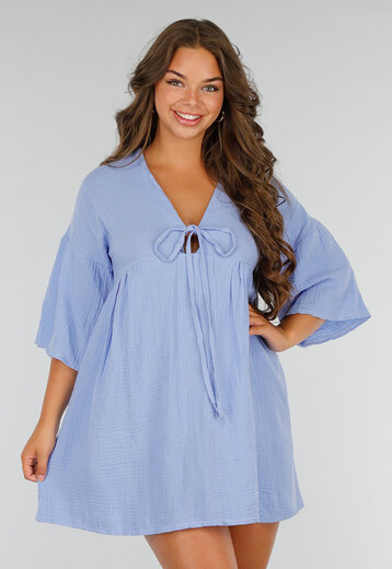 Blauwe jurk met strik en V-hals