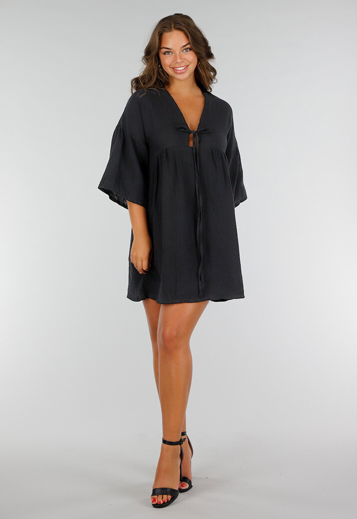 Zwarte Mousseline Jurk met V-hals, Strikdetail en Linnenlook