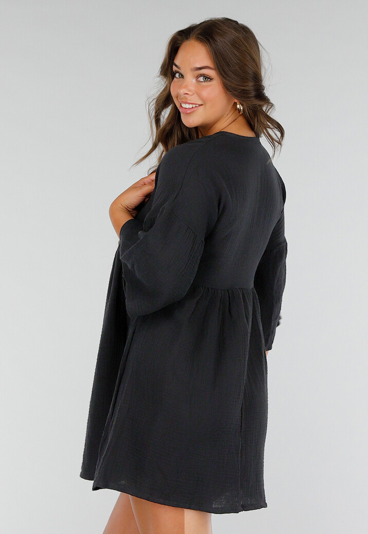 Zwarte Mousseline Jurk met V-hals, Strikdetail en Linnenlook