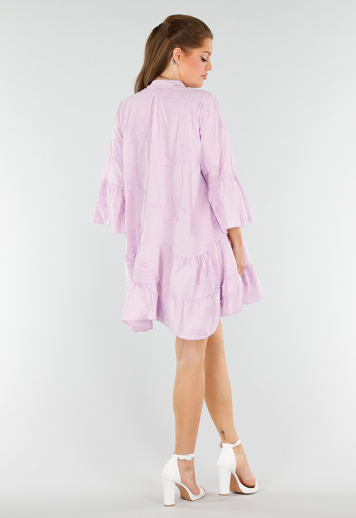 Lila Katoenen Jurk met Knoopsluiting, Volant en Borduurwerk