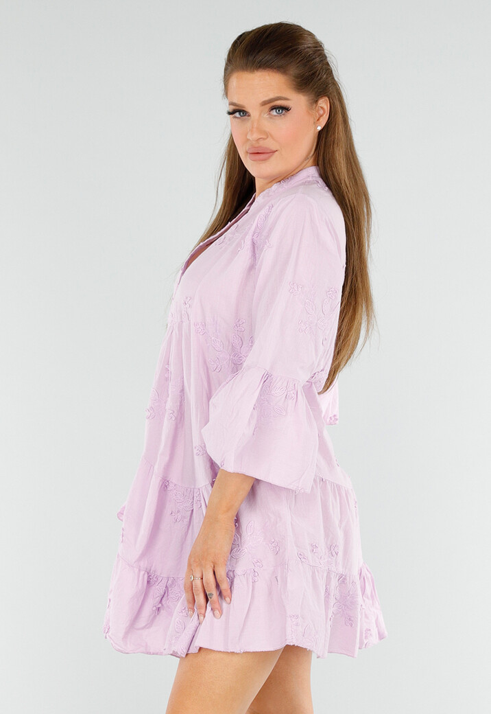 Lila Katoenen Jurk met Knoopsluiting, Volant en Borduurwerk