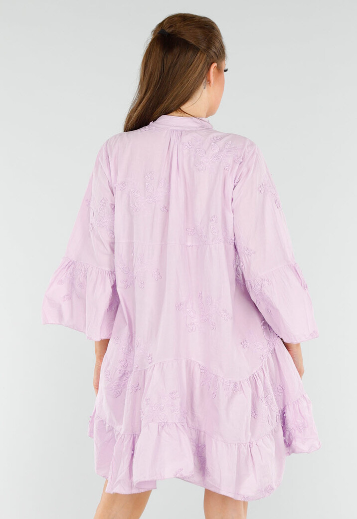 Lila Katoenen Jurk met Knoopsluiting, Volant en Borduurwerk