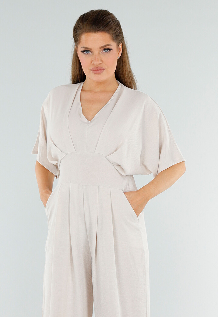 Beige Linnenlook Jumpsuit met Wijde Pijpen en Lage V-Hals