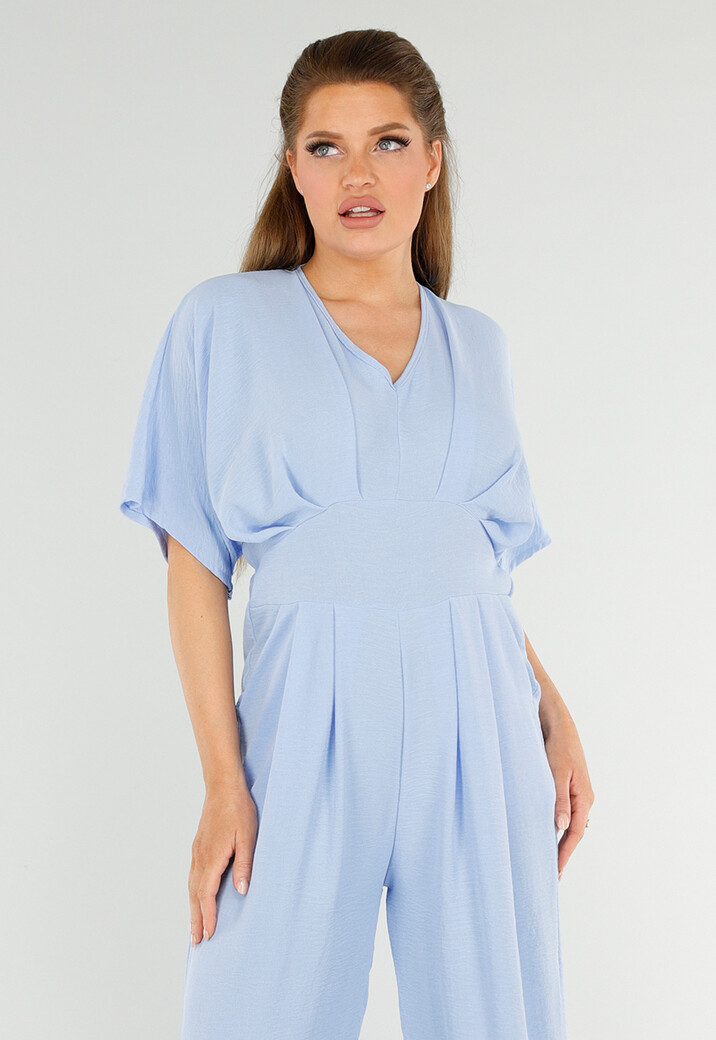 Lichtblauwe Jumpsuit met Wijde Pijpen en Lage V-Hals in Linnenlook