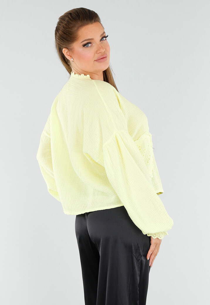 Butter Yellow Knoopblouse met Hartvormige Broderiezakken en Striksluiting