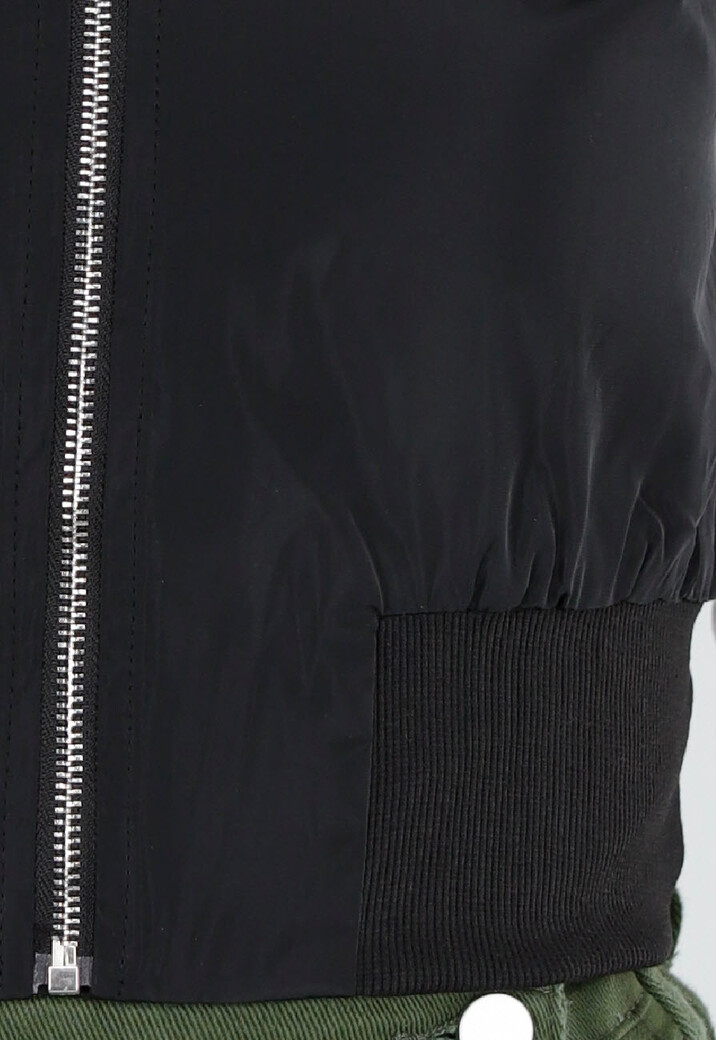 Zwarte Cropped Bodywarmer met Ritssluiting en Hoge Kraag