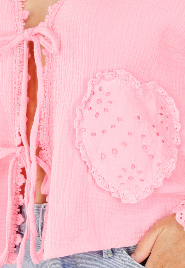 Roze Blouse met Hartzakken en Knooplint Detail