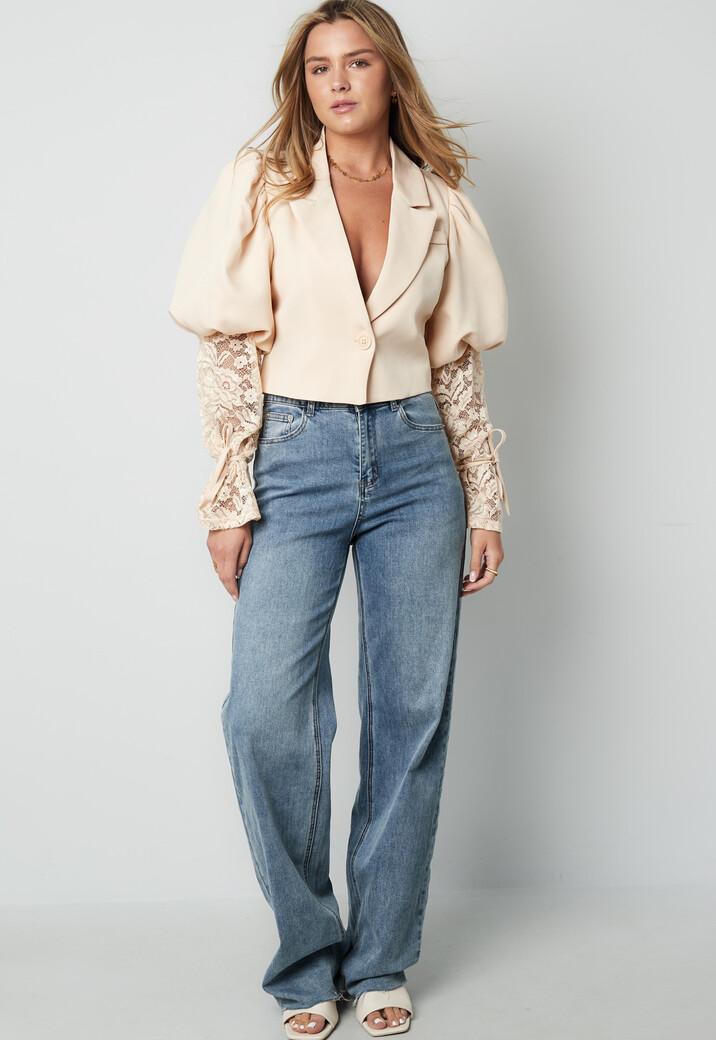 Beige Cropped Blazer met Kanten Mouwen en Pofschouders