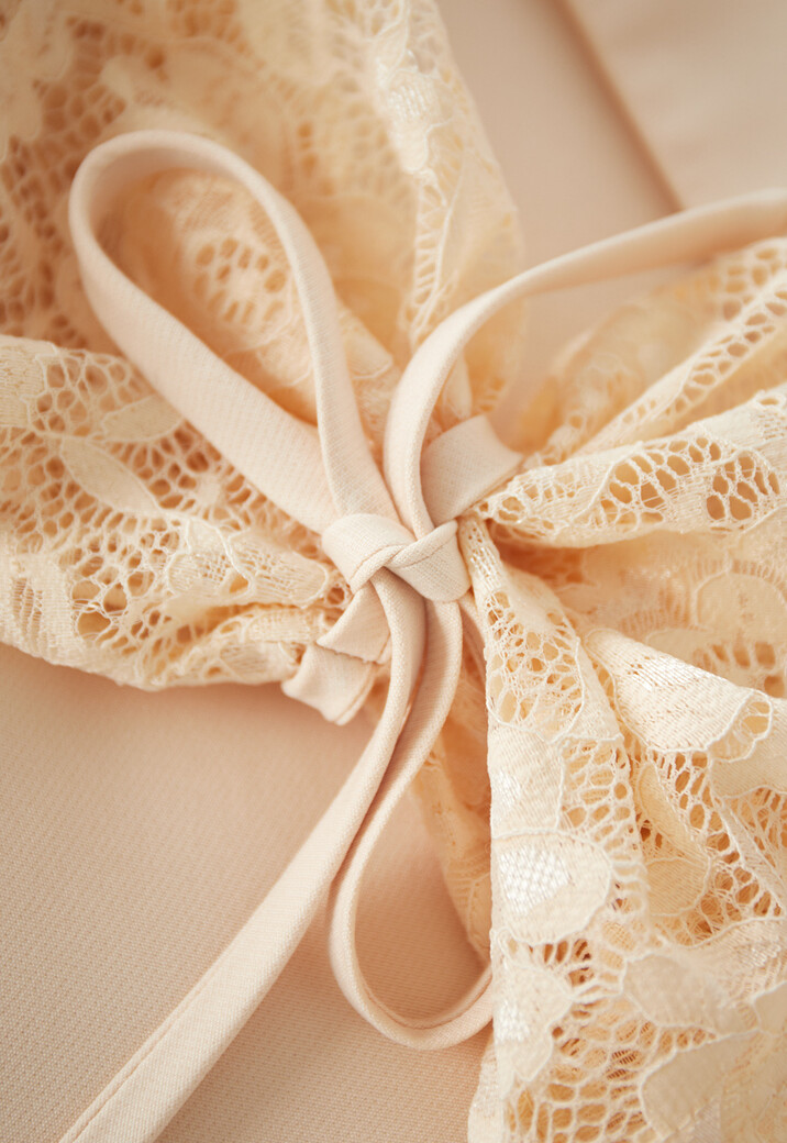 Beige Cropped Blazer met Kanten Mouwen en Pofschouders