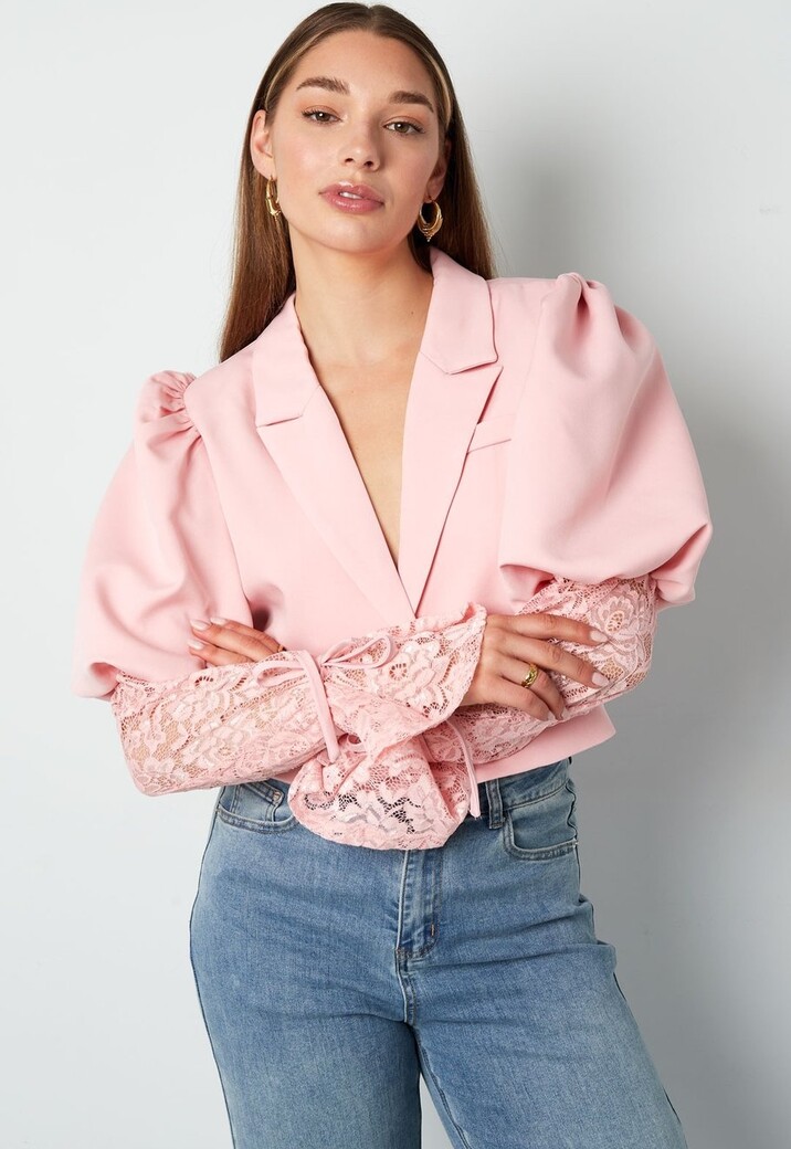 Lichtroze Korte Blazer met Kanten Mouwen en Pofmouwen