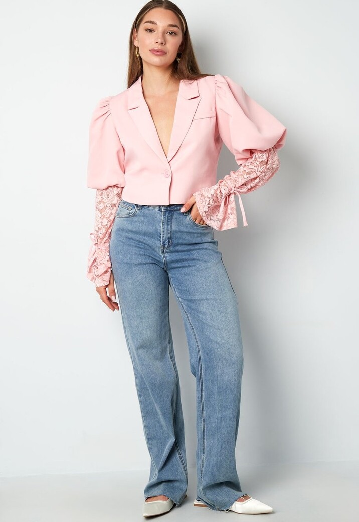 Lichtroze Korte Blazer met Kanten Mouwen en Pofmouwen