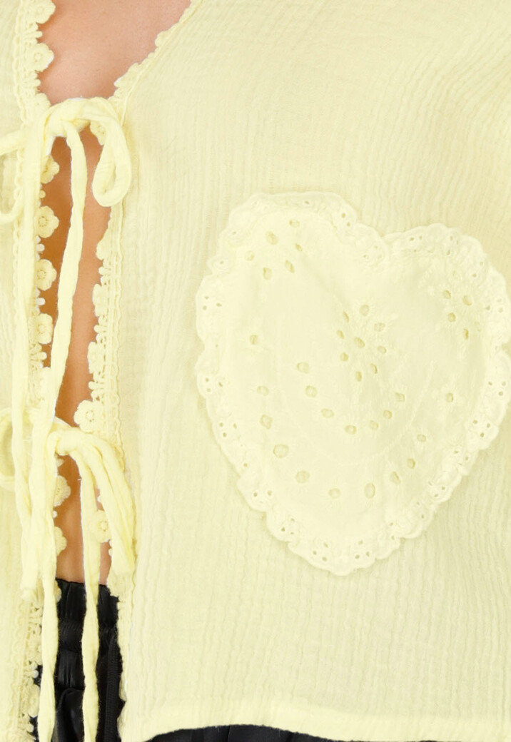 Butter Yellow Knoopblouse met Hartvormige Broderiezakken en Striksluiting