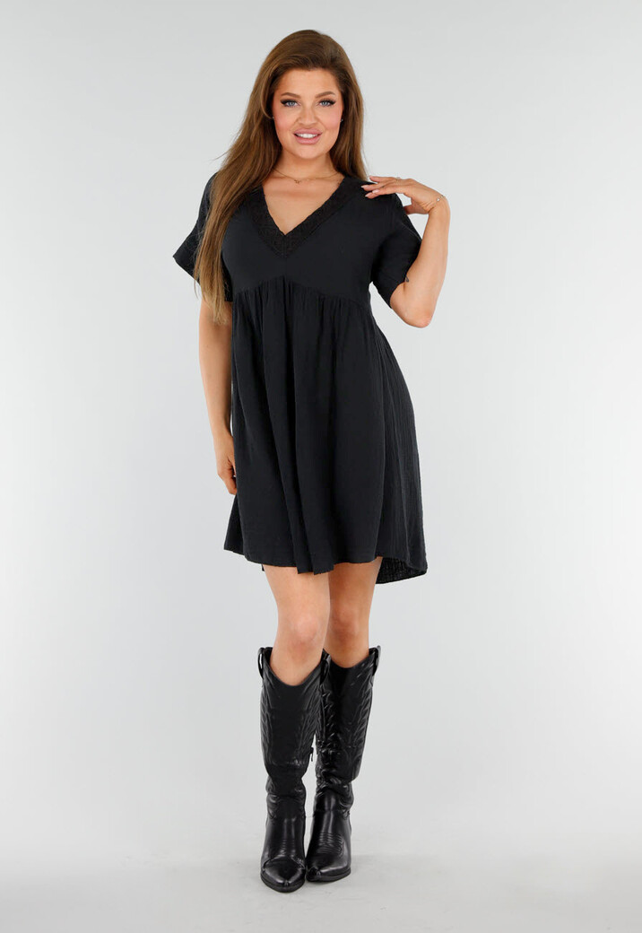 Zwarte Jurk met Borduur V-Hals en Losvallende A-Lijn Pasvorm