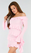 Lichtroze Off-Shoulder Jurk Met Volants en Lange Mouwen