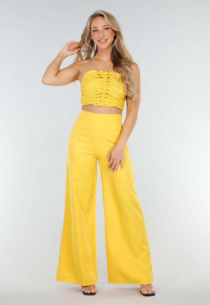 Gele Set met Halter Crop Top en Wijde High Waist Broek