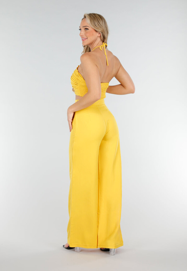 Gele Set met Halter Crop Top en Wijde High Waist Broek