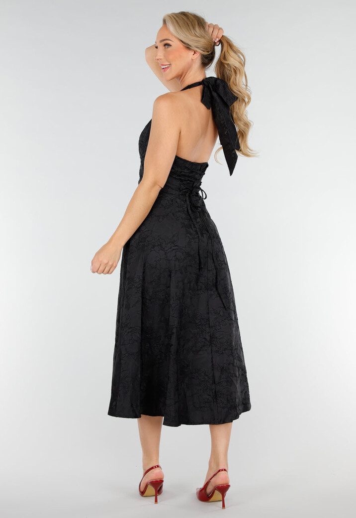 Zwarte Halterjurk met Subtiele Bloemenstructuur en Open Rug