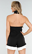 Zwarte Halter Playsuit Met Hoge Kraag en Witte Ruches Aan De Zoom