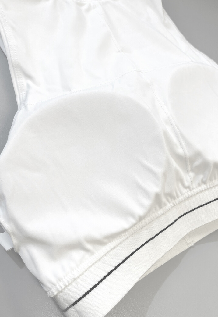 Witte Sportset met Plissé Skort en Crop Top met Gestreepte Band