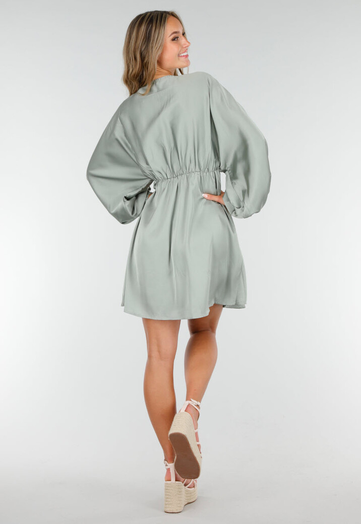 Groene Korte Satijnen Jurk met Pofmouwen